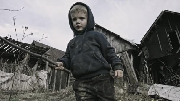 Бездомный Маленький Мальчик Играет Заброшенной Деревне — стоковое видео