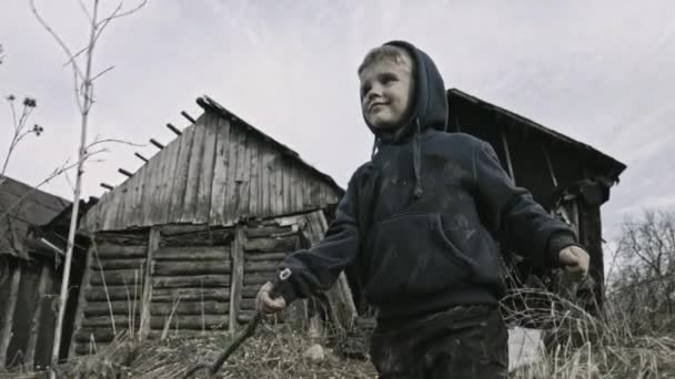 无家可归的小男孩在废弃的村庄玩耍 — 图库视频影像