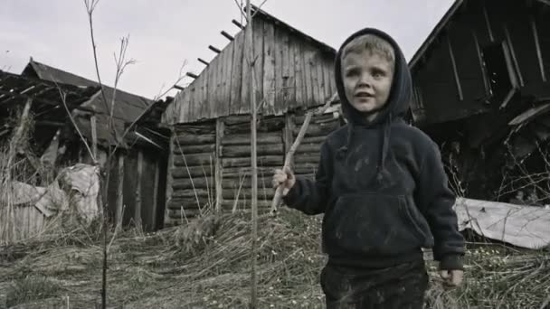 Obdachloser Kleiner Junge Spielt Verlassenem Dorf — Stockvideo