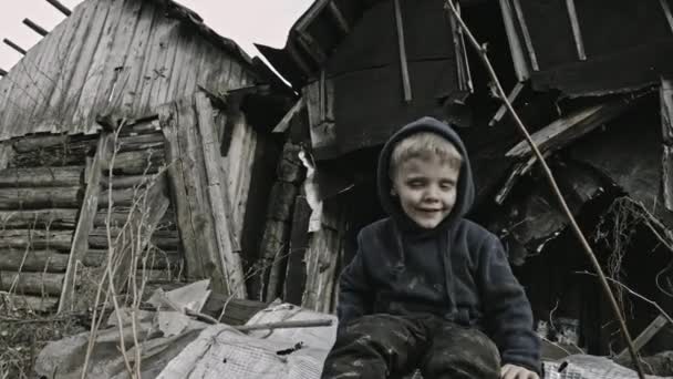 Triste Garçon Sans Abri Assis Dans Village Abandonné — Video