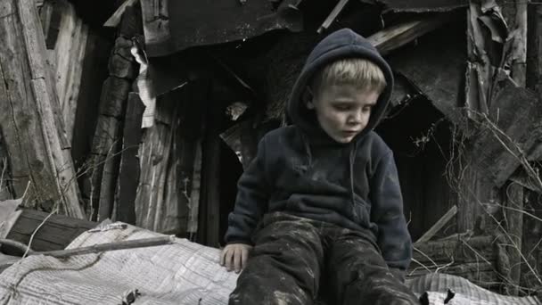 Triste Chico Sin Hogar Sentado Pueblo Abandonado — Vídeo de stock