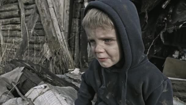 Triste Garçon Sans Abri Assis Dans Village Abandonné — Video