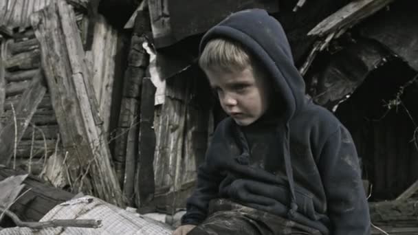 Triste Chico Sin Hogar Sentado Pueblo Abandonado — Vídeos de Stock