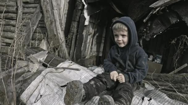 Triste Chico Sin Hogar Sentado Pueblo Abandonado — Vídeos de Stock