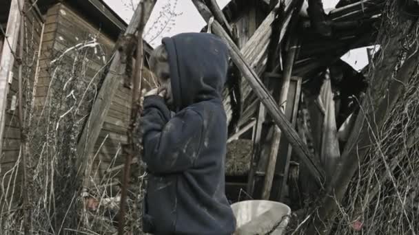 Bezdomny Mały Chłopiec Grając Opuszczonej Wiosce — Wideo stockowe