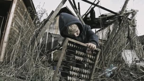 Бездомный Сирота Играющий Мусором Заброшенной Деревне — стоковое видео