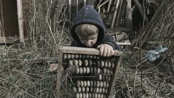 Obdachloser Waisenjunge Spielt Verlassenem Dorf Mit Müll — Stockvideo