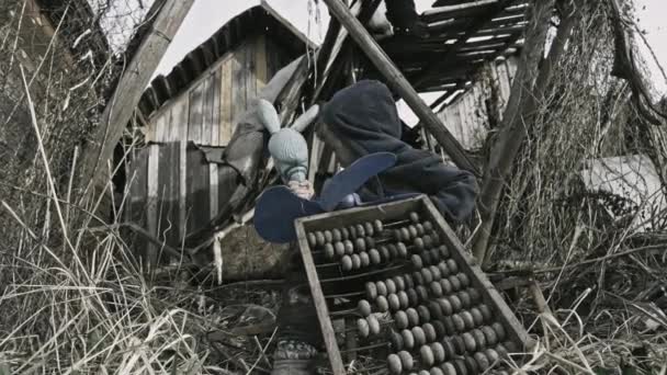 无家可归的孤儿男孩玩垃圾在废弃的村庄 — 图库视频影像