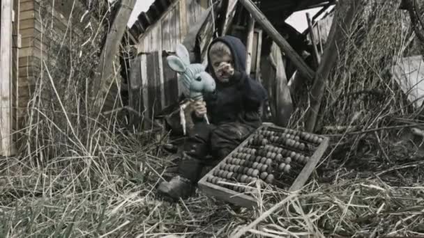 放棄された村のゴミで遊んでホームレスは孤児の少年 — ストック動画