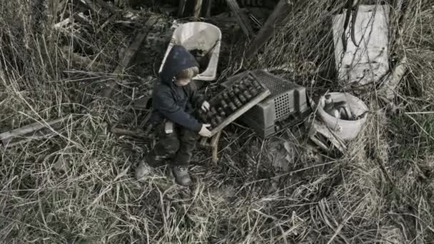 Бездомний Хлопчик Сирота Який Грає Сміттям Покинутому Селі — стокове відео