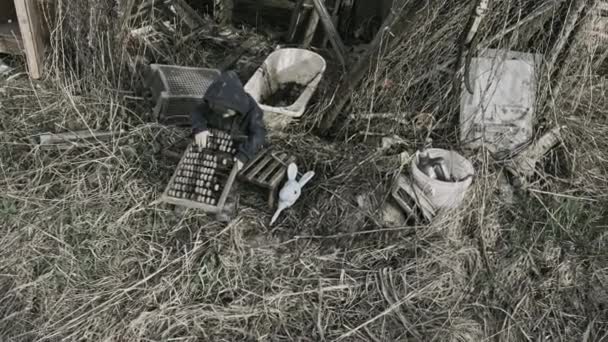 Niño Huérfano Sin Hogar Jugando Con Basura Pueblo Abandonado — Vídeos de Stock