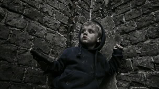 无家可归的肮脏的男孩玩枪在废弃的建筑物 — 图库视频影像
