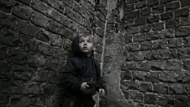 无家可归的肮脏的男孩玩枪在废弃的建筑物 — 图库视频影像