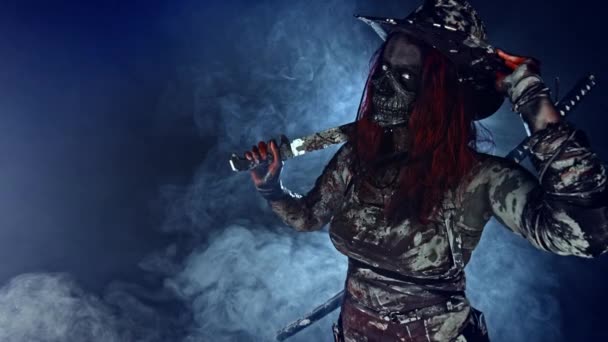 Žena Zombie Vrah Kovbojském Klobouku Pózuje Katanou Mačetou Zamlžené Pozadí — Stock video