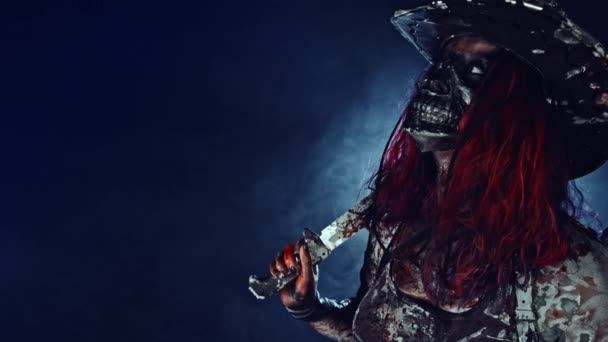 Rothaarige Zombiemörderin Mit Cowboyhut Posiert Mit Machete Vor Nebelblauem Hintergrund — Stockvideo