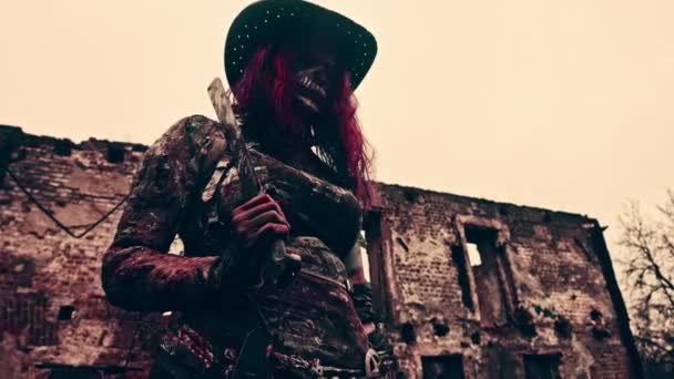 Zombie Headhunter Vrouw Met Kapmes Masker Poseren Verlaten Gebouw — Stockvideo