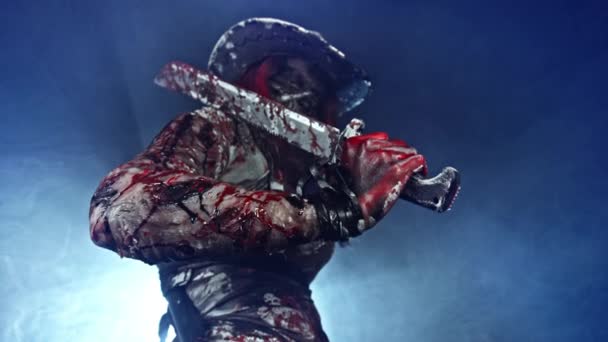 Rossa Zombie Killer Femminile Cappello Cowboy Posa Con Machete Contro — Video Stock