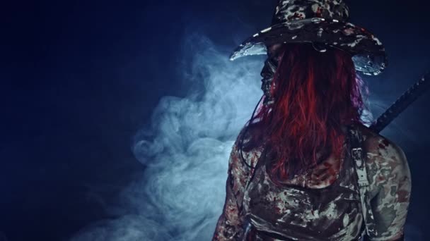 Rothaarige Zombiemörderin Mit Cowboyhut Posiert Mit Katana Vor Nebelblauem Hintergrund — Stockvideo