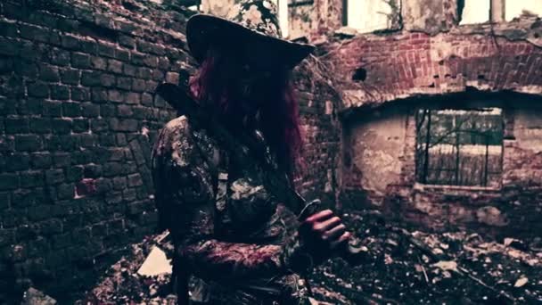 Zombie Cacciatore Teste Donna Con Machete Maschera Posa Edificio Abbandonato — Video Stock