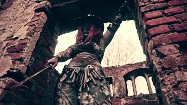 Zombie Headhunter Mulher Com Facão Máscara Posando Prédio Abandonado — Vídeo de Stock