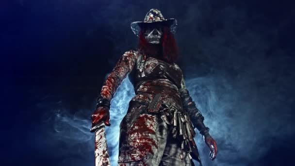 Rossa Zombie Killer Femminile Cappello Cowboy Posa Con Machete Contro — Video Stock