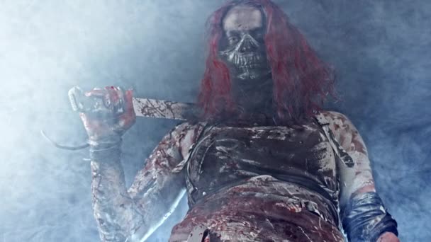 Rothaarige Zombie Mörderin Posiert Mit Machete Vor Nebligem Hintergrund — Stockvideo