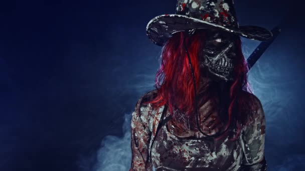 Rothaarige Zombiemörderin Mit Cowboyhut Posiert Mit Katana Vor Nebelblauem Hintergrund — Stockvideo