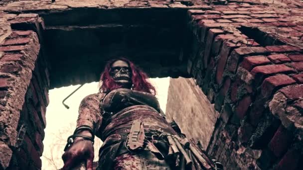 Zombie Lovce Žena Mačetou Maska Pózuje Opuštěné Budově — Stock video