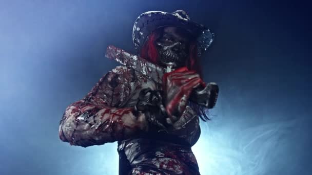 Rossa Zombie Killer Femminile Cappello Cowboy Posa Con Machete Contro — Video Stock