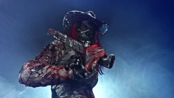 Rothaarige Zombiemörderin Mit Cowboyhut Posiert Mit Machete Vor Nebelblauem Hintergrund — Stockvideo