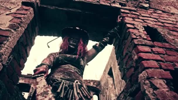 Зомбі Шадун Жінка Мачете Маскою Позує Покинутій Будівлі — стокове відео