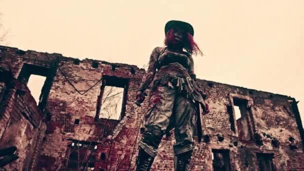 Mujer Cazatalentos Zombie Con Machete Máscara Posando Edificio Abandonado — Vídeo de stock