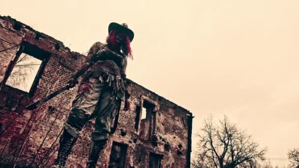 Zombie Headhunter Frau Mit Machete Und Maske Posiert Vor Verlassenem — Stockvideo