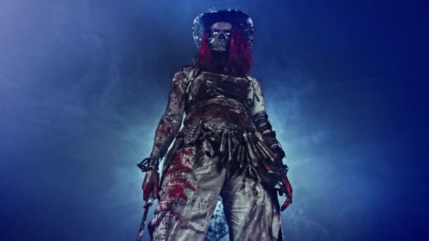 Рыжая Женщина Убийца Зомби Ковбойской Шляпе Позирует Мачете Туманном Синем — стоковое видео