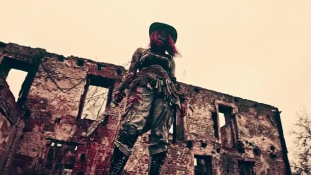 Zombie Lovce Žena Mačetou Maska Pózuje Opuštěné Budově — Stock video