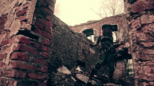 マチェーテとマスクでポーズでゾンビ ハンター女放棄された建物 — ストック動画
