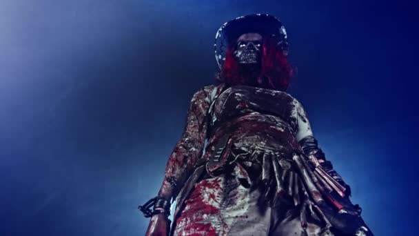 Рудий Жіночий Вбивця Зомбі Ковбойському Капелюсі Позує Туманний Синій Фон — стокове відео