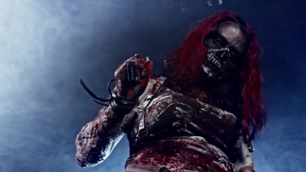 Rothaarige Zombie Mörderin Posiert Mit Machete Vor Nebligem Hintergrund — Stockvideo