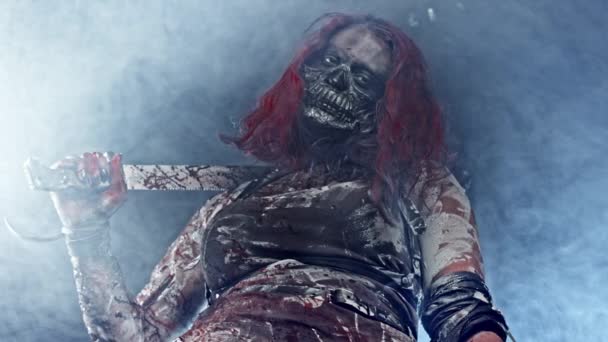 Pelirroja Asesino Zombie Femenino Posando Con Machete Sobre Fondo Brumoso — Vídeo de stock