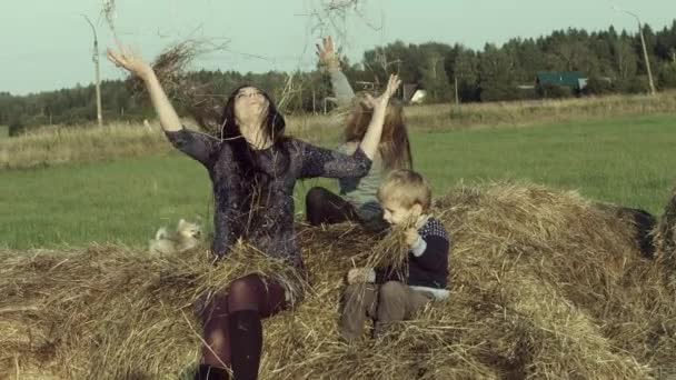 快乐的高加索母亲与儿子和女儿玩小麦在外地 — 图库视频影像