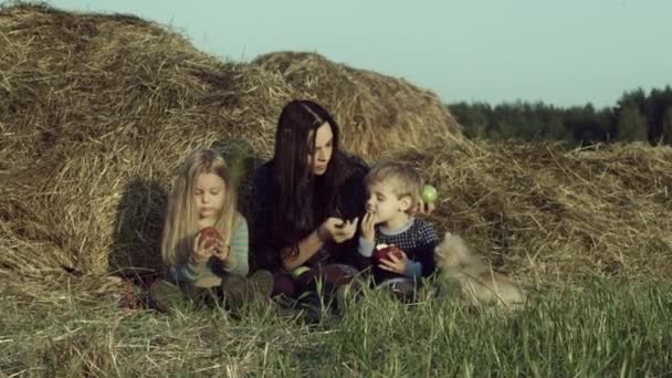 Щаслива Молода Мати Дітьми Розслабляється Їсть Фрукти Полі — стокове відео