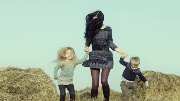 Νεαρή Μητέρα Παιδιά Πηδώντας Στο Σιτάρι — Αρχείο Βίντεο