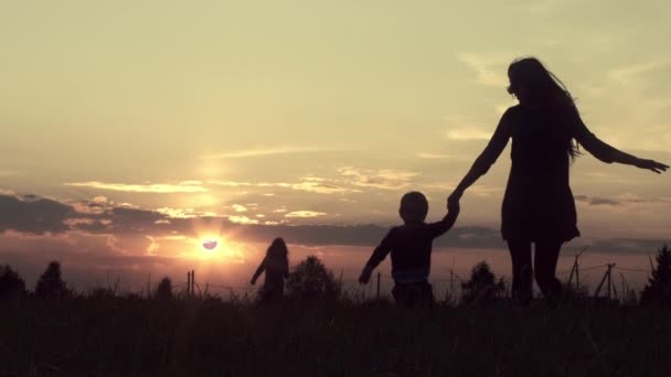 Jovem Mãe Com Crianças Correndo Campo Pôr Sol — Vídeo de Stock