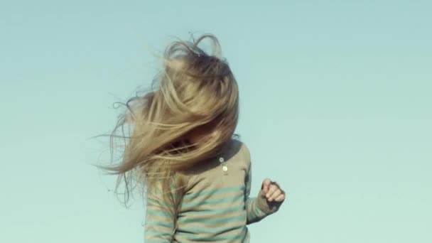 Kis Aranyos Lány Ellen Blue Sky Ugrás — Stock videók