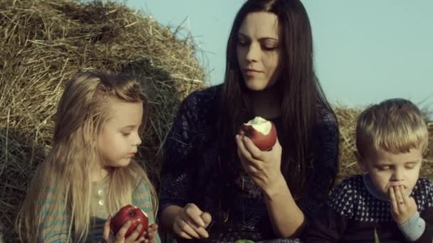 Gelukkig Jonge Moeder Met Kinderen Ontspannen Het Eten Van Fruit — Stockvideo