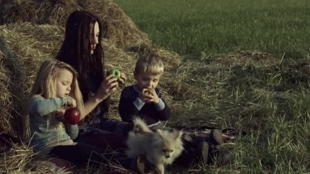 Heureuse Jeune Mère Avec Des Enfants Détendre Manger Des Fruits — Video