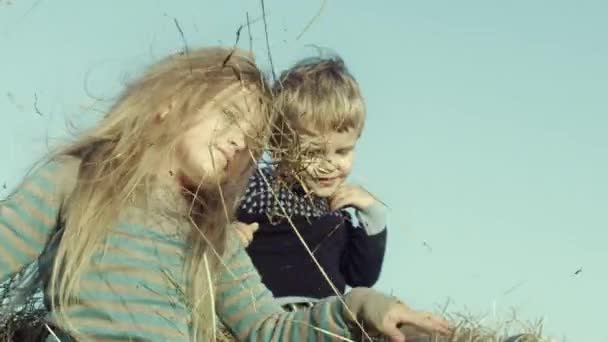 Niños Pequeños Felices Jugando Juntos Trigo — Vídeos de Stock