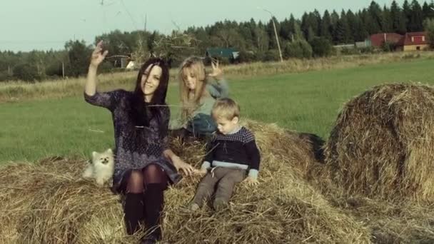 Feliz Madre Caucásica Con Hijo Hija Jugando Con Trigo Campo — Vídeo de stock