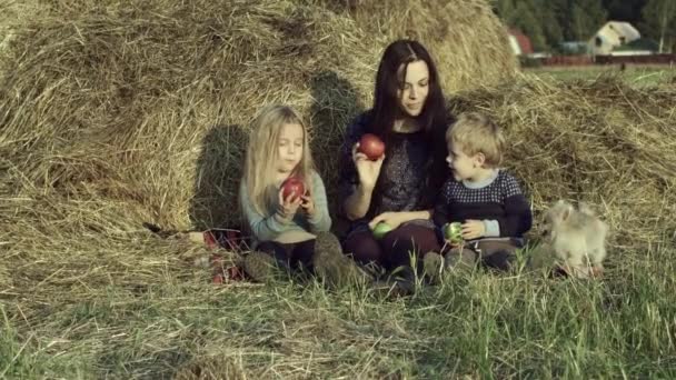 Gelukkig Jonge Moeder Met Kinderen Ontspannen Het Eten Van Fruit — Stockvideo