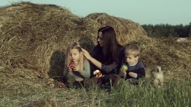 Szczęśliwa Młoda Matka Dziećmi Relaks Jedzenie Owoców Dziedzinie — Wideo stockowe